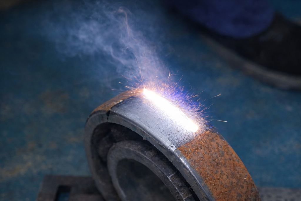 Laserreinigung entfernt Rost von einem Metalllager durch gezielten Laserstrahl