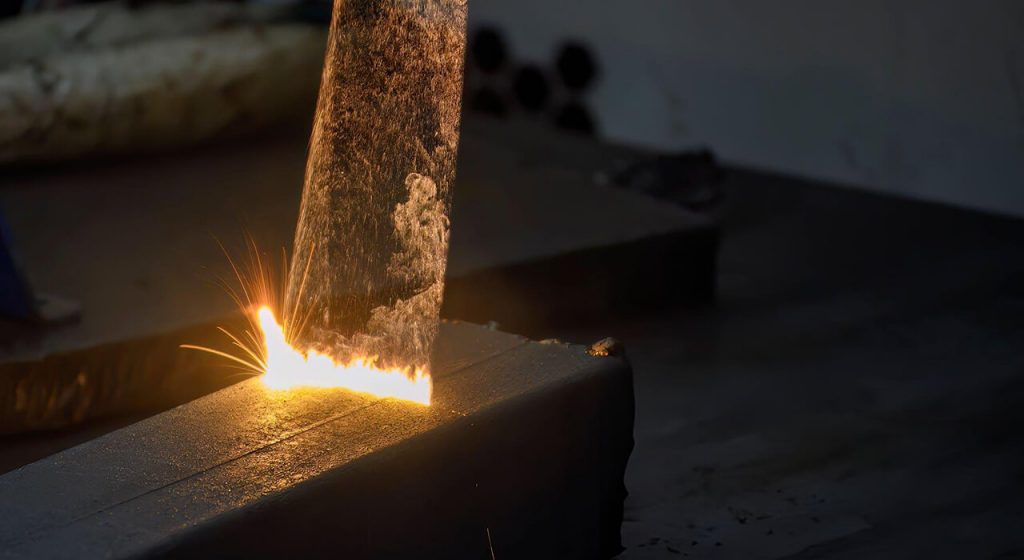 Laserreinigung entfernt Beschichtungen von einer Metalloberfläche durch gezielten Laserstrahl