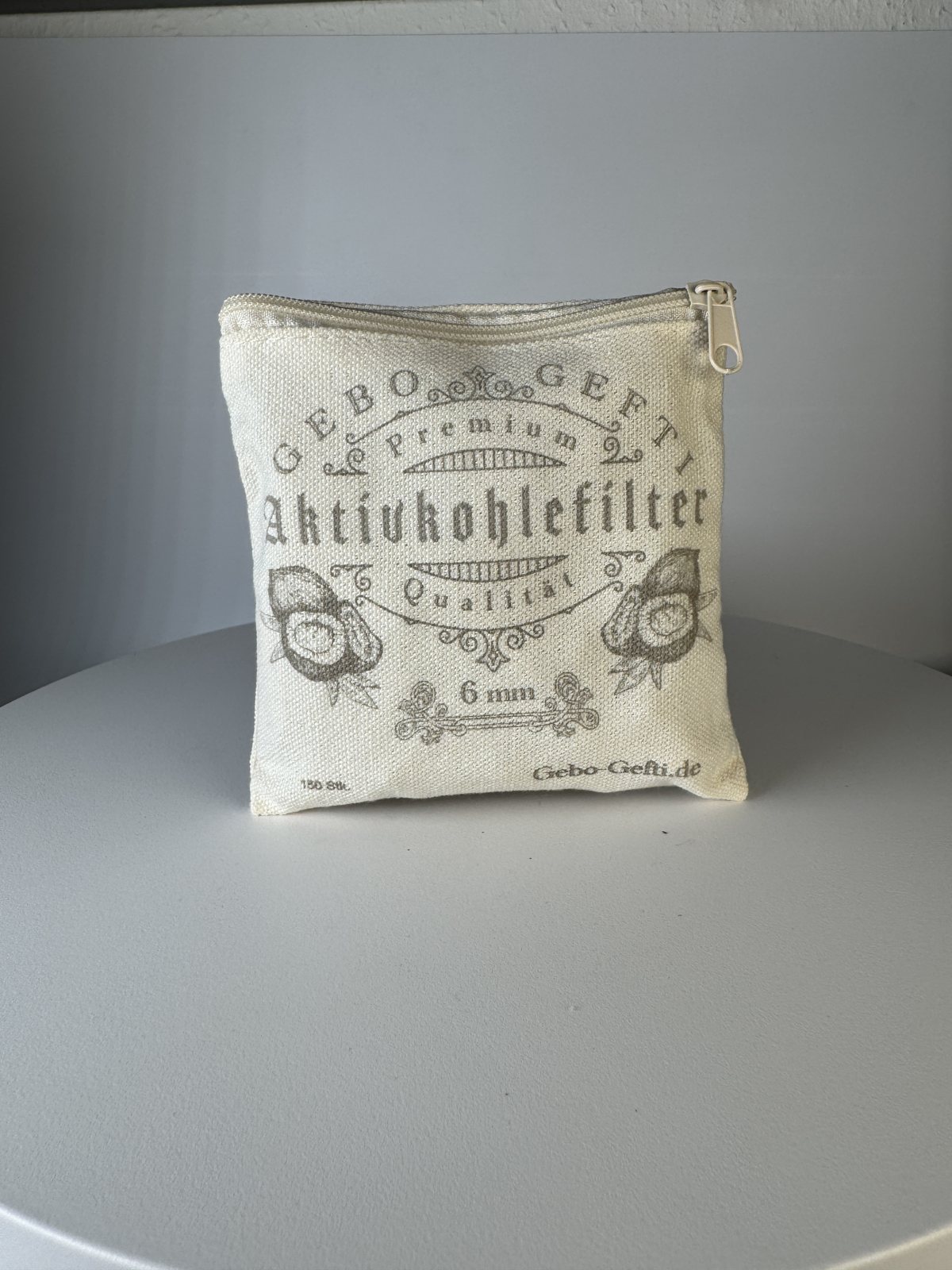 Baumwollbeutel für Aktivkohlefilter mit detailliertem, gelasertem Kundenmotiv.